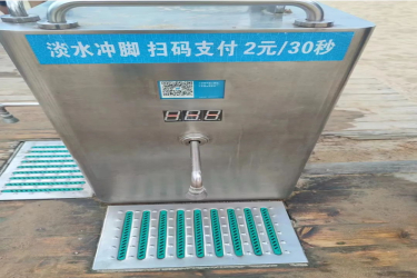 海边浴场回应冲脚淡水收费2元/30秒：明码标价！